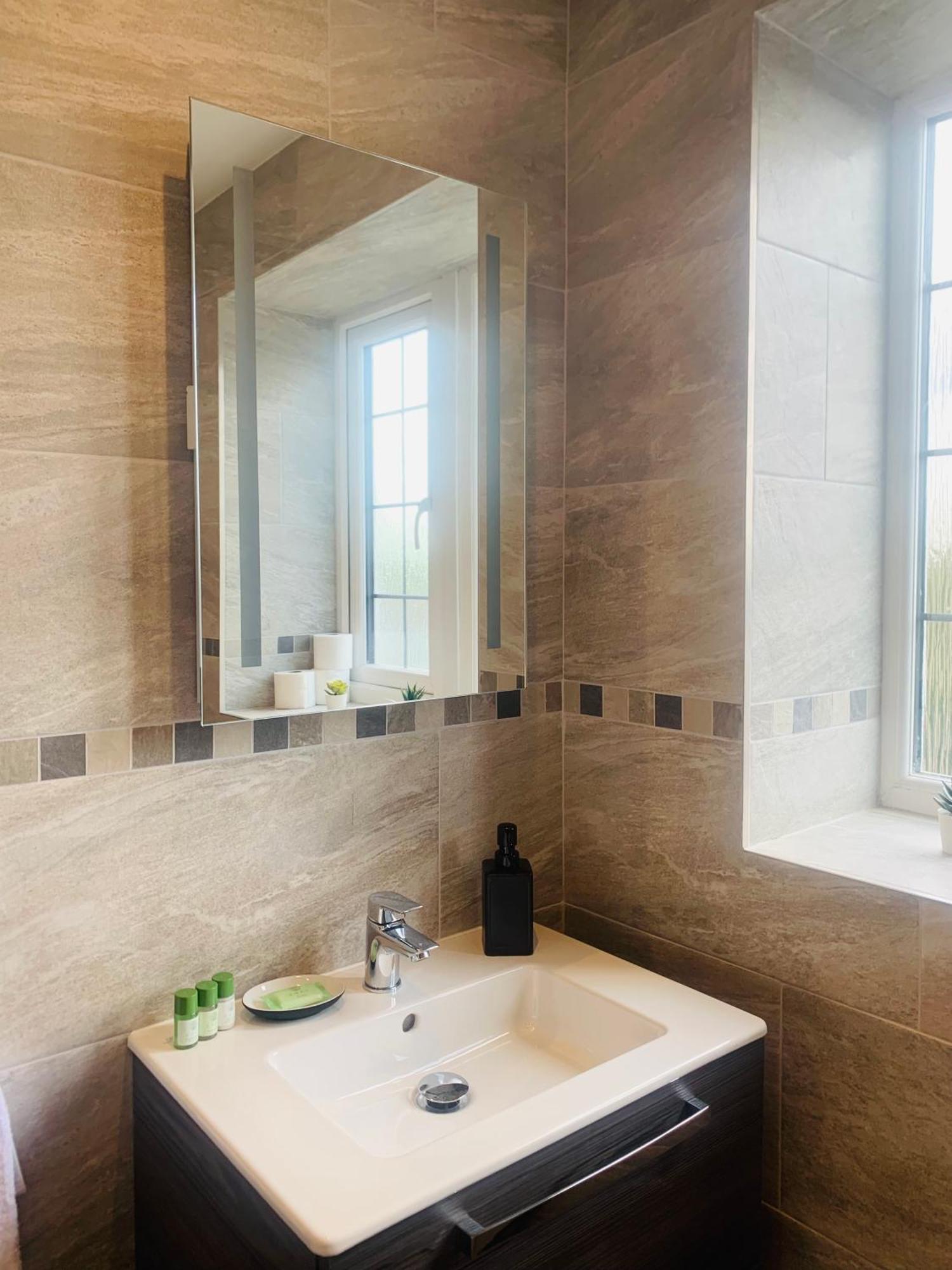 Newly Renovated, Modern 3 Bed Apartment Walmersley Exteriör bild